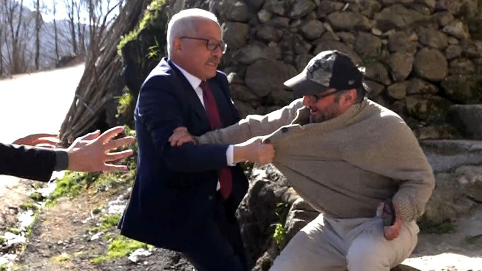 AKP’li belediye başkanı heyelanı basına haber veren vatandaşı darbetti