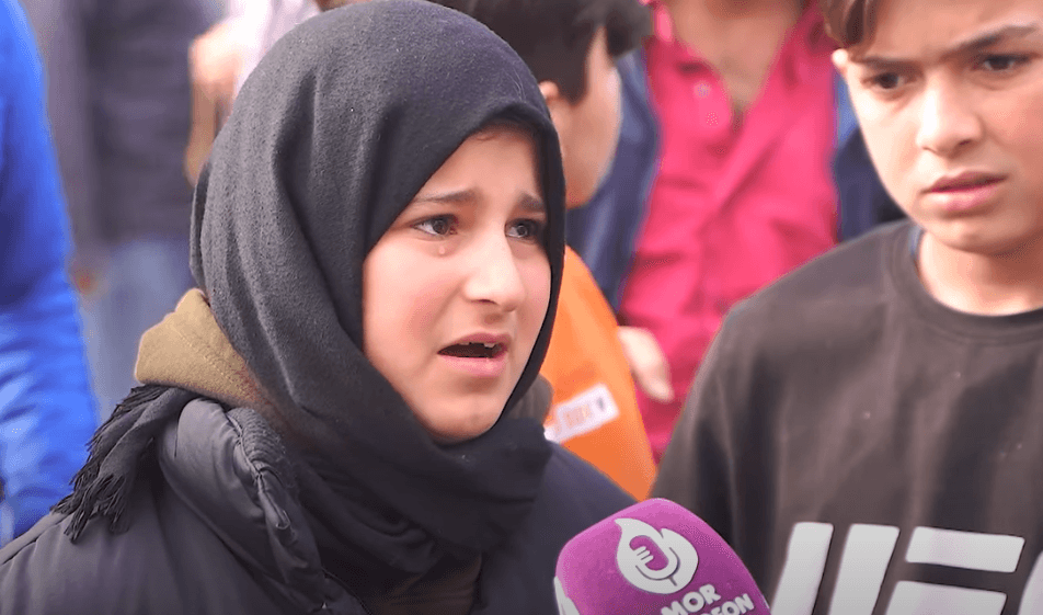 Mersin’de küçük kızın gözyaşlı feryadı yürekleri yaktı: Her şey çok pahalı olmuş, ekmek bile alamıyoruz