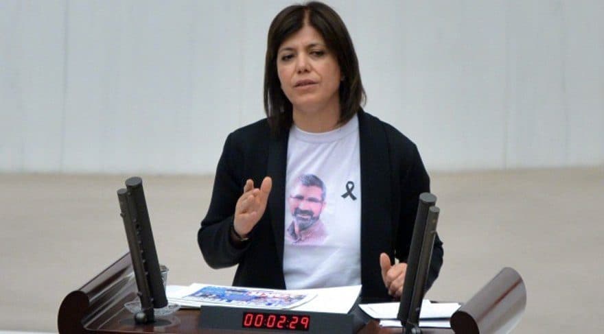 Kürt diline düşmanlık yapılıyor: Meral Danış, İstiklal’de polisin yasakladığı Kürtçe şarkıyı Meclis’te okudu