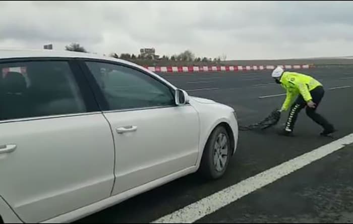 İnanılacak gibi değil, resmen eşkıya devleti: Polis, Semra Kuytul’un otomobilinin önüne kapan attı!