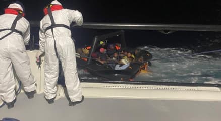Gözleri bağlı teslim ettiler: Yunan sahil güvenliğinin Türkiye’ye geri ittiği 12 KHK’lı tutuklandı