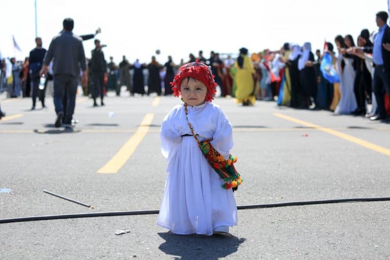 AKP Türkiye’sinde bu da oldu: Nevruz’da, yöresel kıyafet giydiği gerekçesiyle, 5 yaşındaki ikizlerin karkolda parmak izi alındı