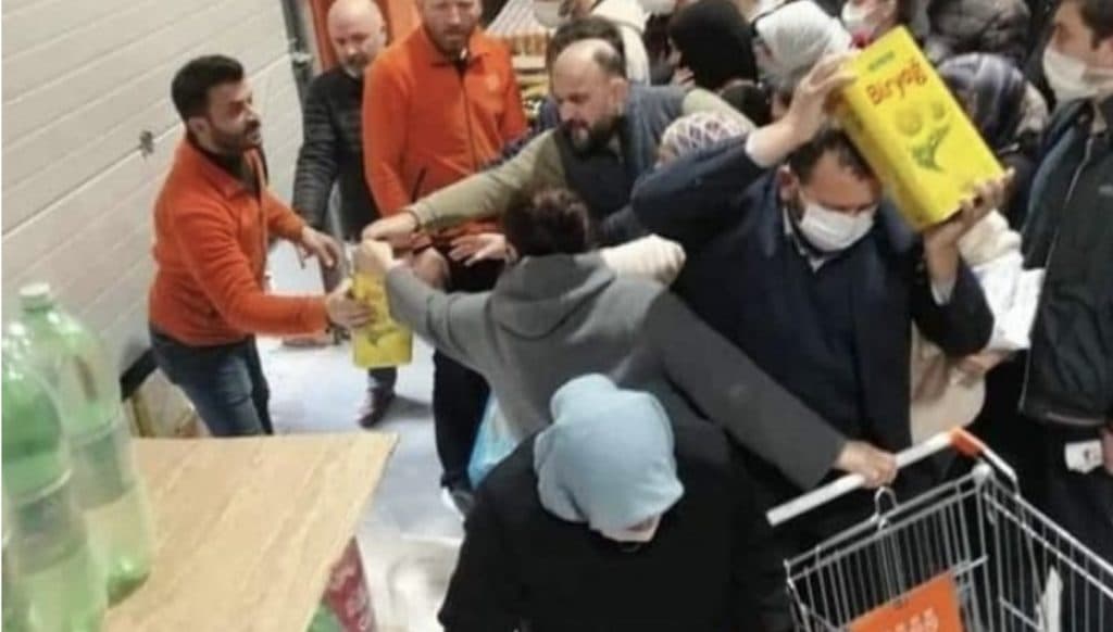 Marketlerde ayçiçek yağı kapma kavgası: Türkiye’de kıtlık dönemi mi?