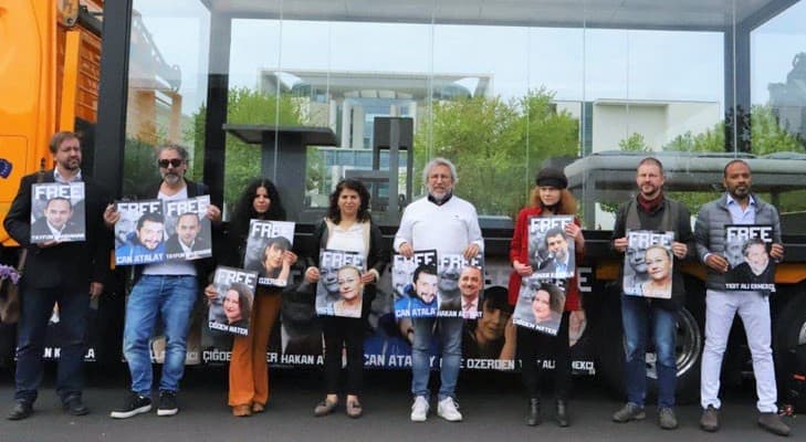 Aslı Erdoğan ve Can Dündar’den Berlin’de kelepçeli Gezi Davası protestosu
