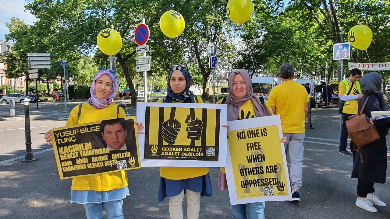 AİHM önünde hak arayışı eylemi başladı: Türkiye’de yaşanan hukuksuzluklara dikkat çekiliyor