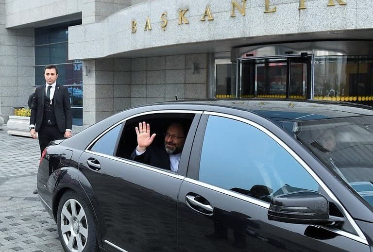 DİB Başkanı “Şehit olmaya hazırız” dedi, zırhlı Mercedese binip gitti