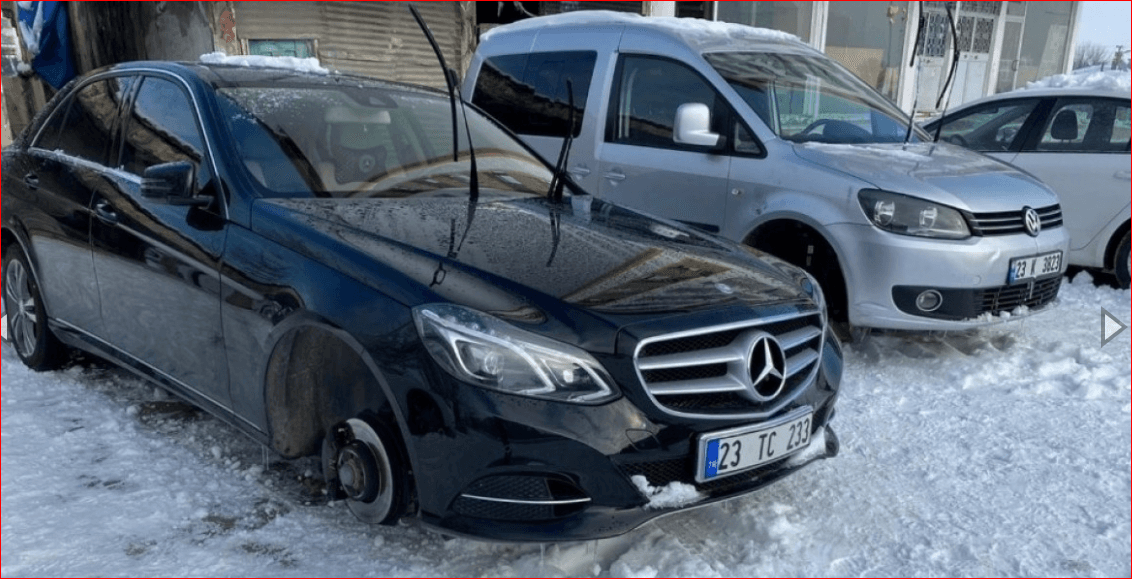Tarihte böyle gasp ve yağma dönemi olmadı: Kapıdaki Mercedes’i bile parçalayarak sattılar