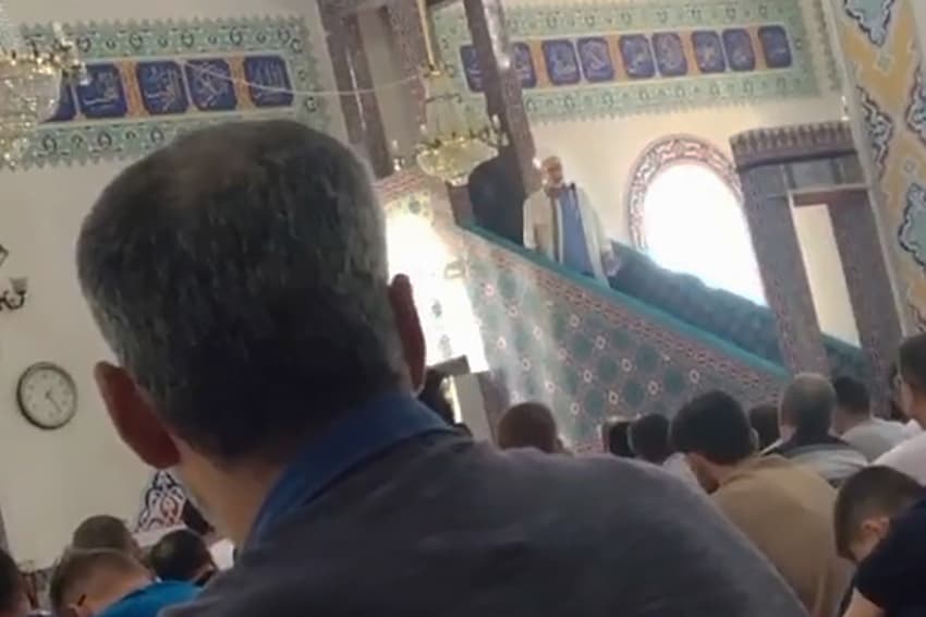 İmam cuma hutbesinde doktorları hedef aldı: ‘Sen olsan öldürmez misin?’