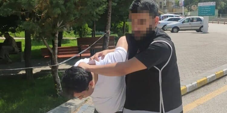Ankara Emniyeti’nden insanlık dışı muamele: Evlerinden aldıkları kişilere ters kelepçeli gözaltı