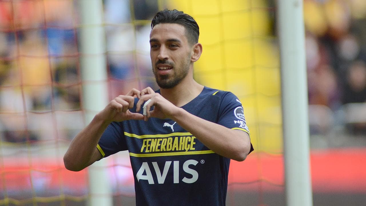 Fenerbahçeli futbolcu, yandaş medyayla dalga geçti: Haberciliğin geldiği noktaya gülmekten ağlıyorum