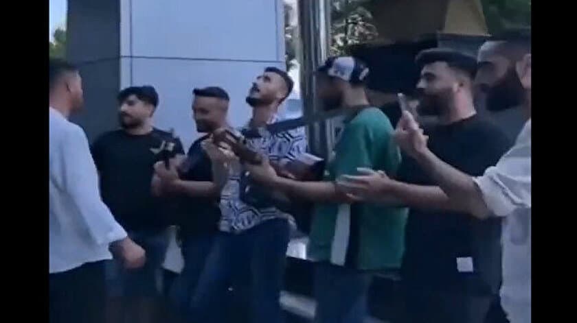 Zabıta Kürtçe müziği engelledi: Müzisyenler İBB önünde şarkılı protesto yaptı