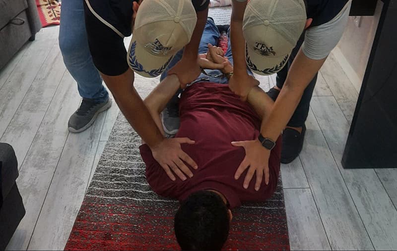 AKP rejiminden  ‘terör’ operasyonu: Diş hekimini yere yatırılıp ters kelepçe takıldı