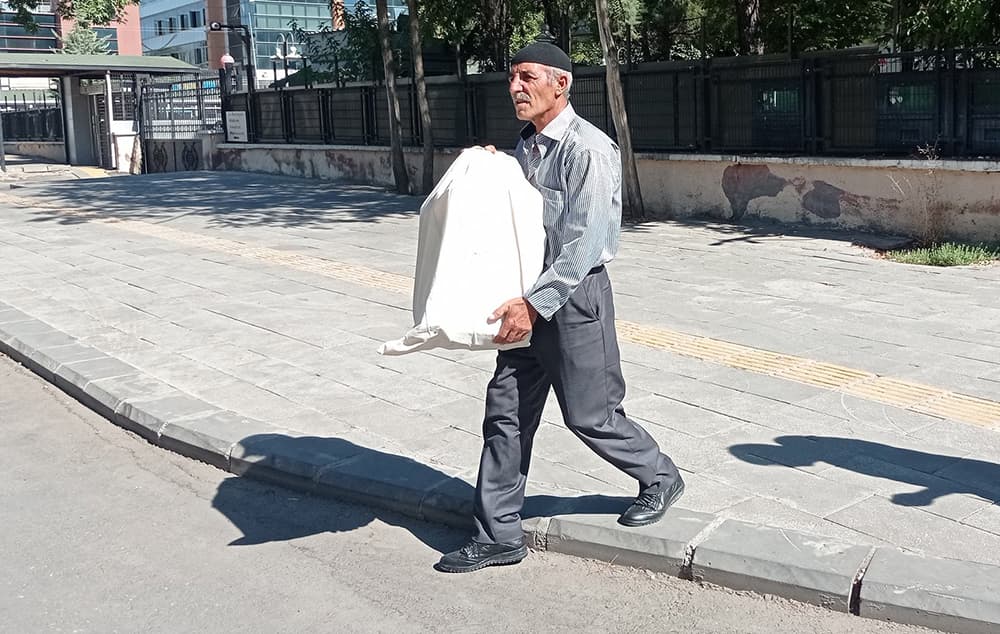 Bir rejimin utancı: Oğlunun kemiklerini 6 yıl sonra torbada teslim ettiler
