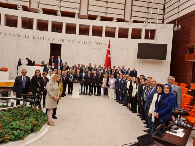 Gurur poz: ‘Sansür yasası’ AKP ve MHP’nin oylarıyla geçti