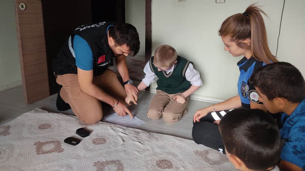Yüksekova’da polis evlerden parmak izi topluyor: Yeni bir fişleme mi?