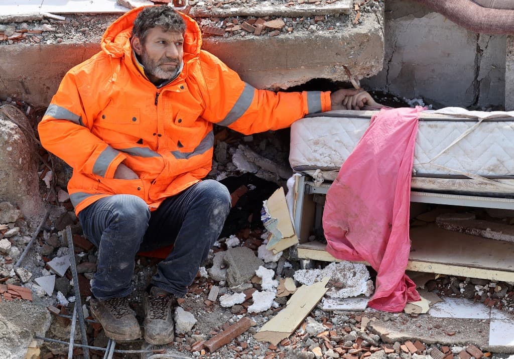 Depremde kaybettiği kızının elini bırakmadı