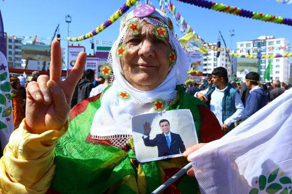 Newroz meşalesini anneler yaktı:Diyarbakır Newroz’unda 100 binler buluşuyor