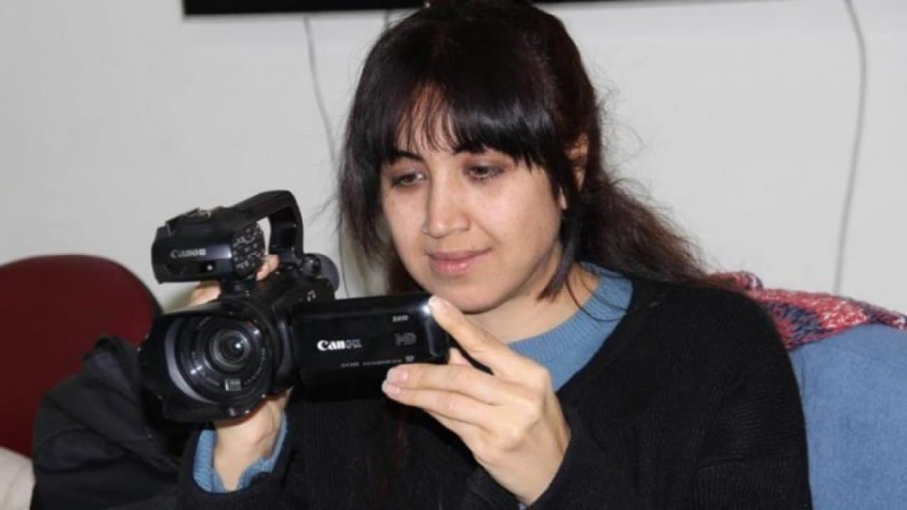 Gazeteci Esra Solin Dal çıplak aramaya maruz bırakıldı