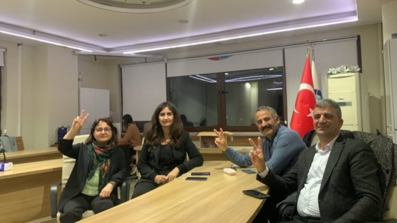 Belediye’ de ‘Kayyım nöbet’: Dêrsim halkının sorumluluğu sömürge valilerine teslim etmeyeceğiz