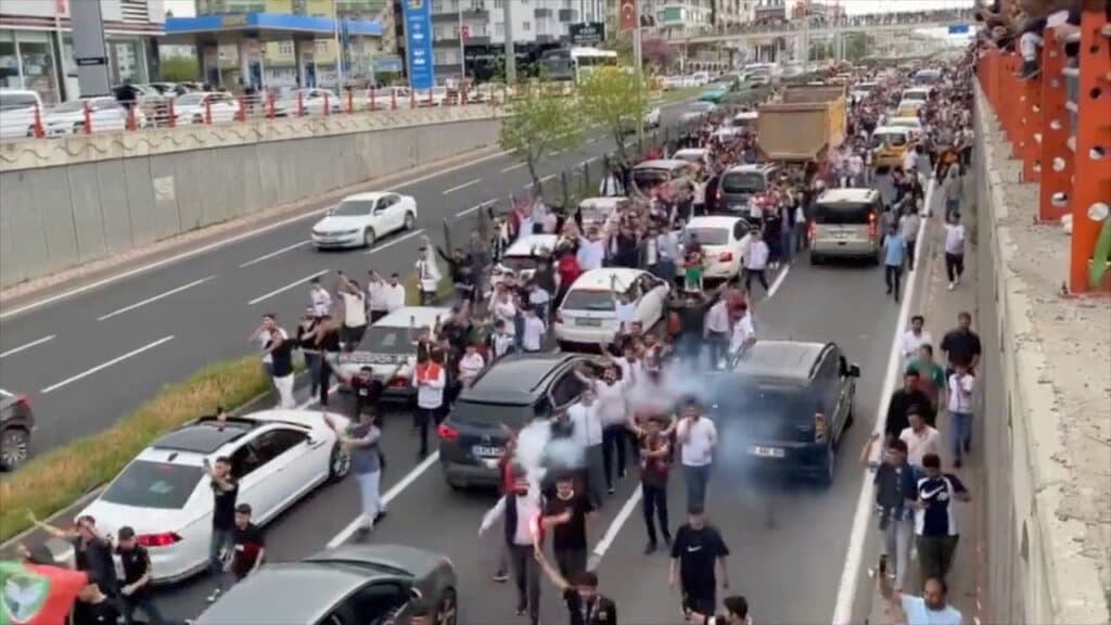 77 puanla lider: Diyarbakır’da Amedspor taraftarları galibiyet nedeniyle caddelere aktı