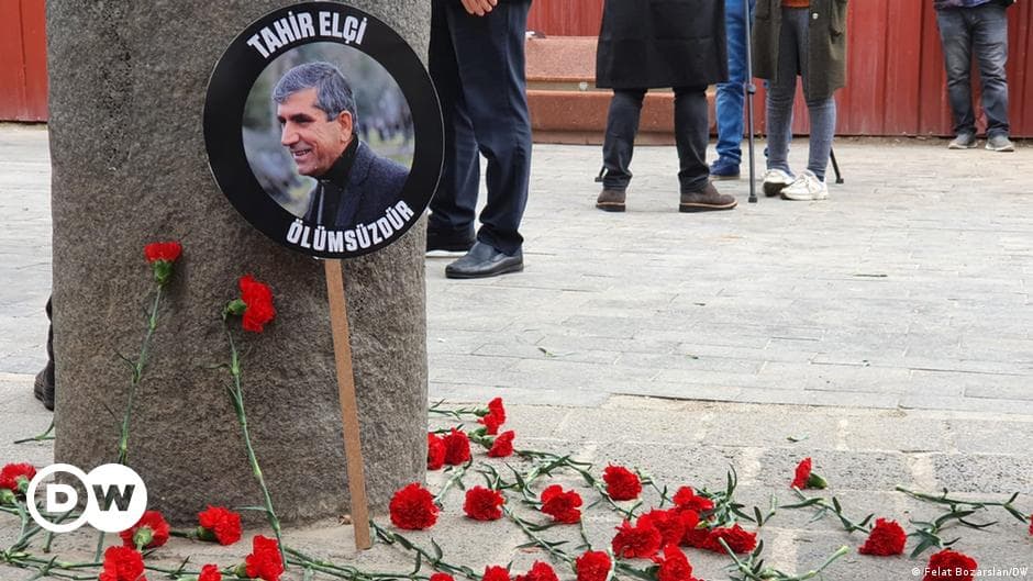 Tahir Elçi suikastı sanığı polislere beraat: Üç müebbetle yargılan polis de beraat ettirildi