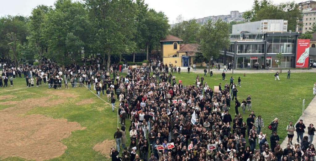 Kapatılan Bilgi Üniversitesi’nde protesto: ‘Ne kayyım ne AKP, kampüsler bizimdir’