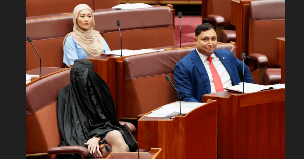 Hanson’ın burka şovuna, Dışişleri Bakanı Wong’dan, sert tepki: Meclis’te böyle bir saygısızlığa yer yok