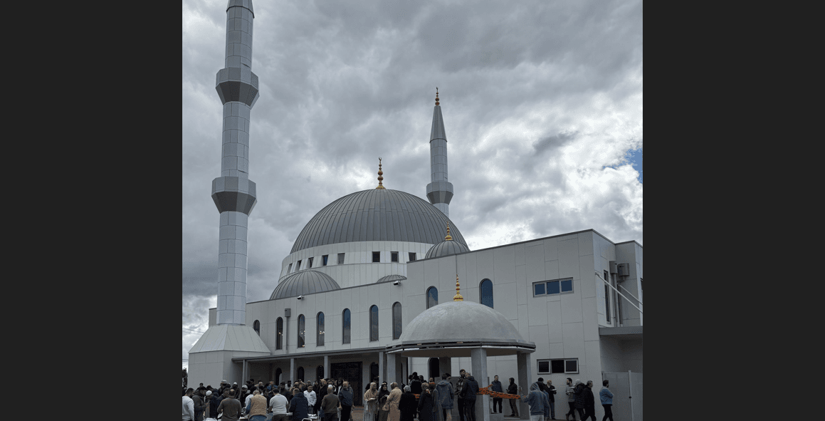 Hizmet Gönüllüleri’nin, inşa ettiği Kuba Camii, ilk Cuma namazıyla ibadete açıldı