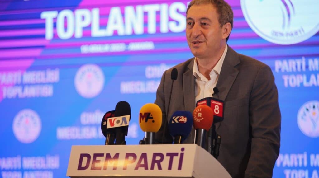 DEM Parti, yerel seçim için toplandı: Dikkat çeken ‘ampül’ ve ‘ok’ yorumu