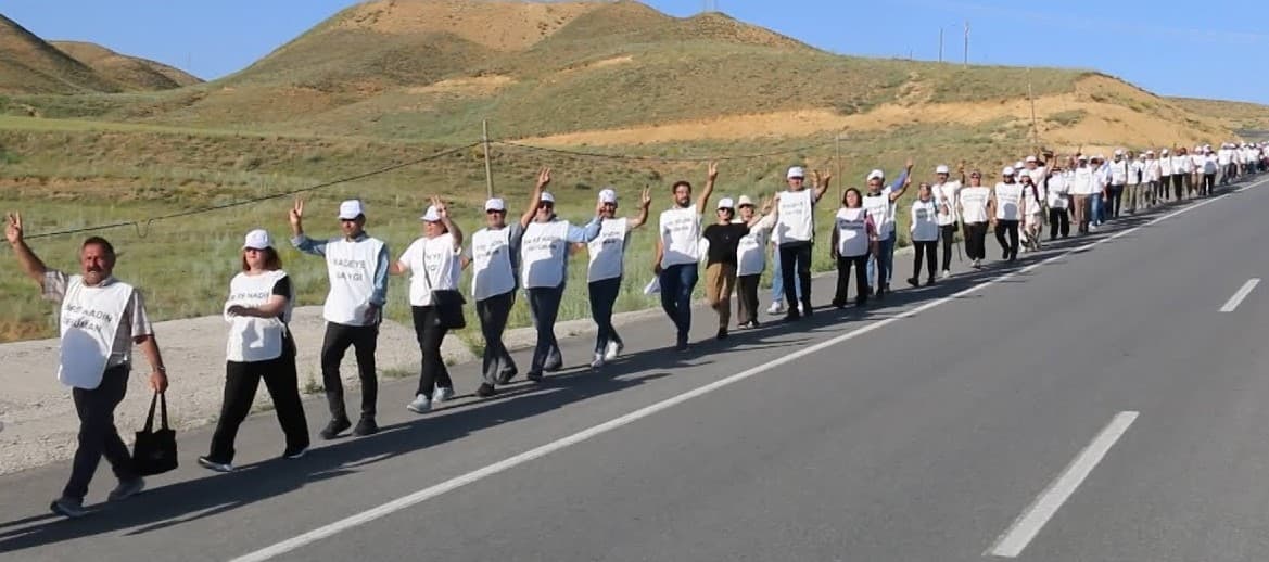 Kayyımı protesto için ‘İradeye saygı yürüyüşü’yle Hakkari’ye yürüyen Hatimoğulları: Sandıktan çıkana saygı duyun