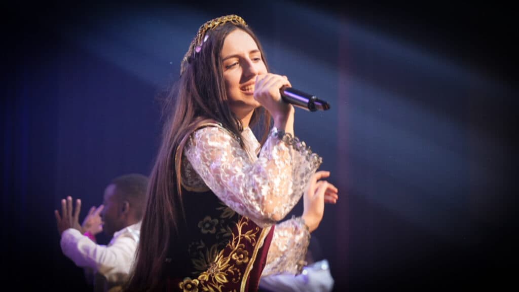 IFLC şarkı yarışmasının kazananı Arnavut Bletisa oldu: Finalde yarışanlar, Fransa ve ABD’de de sahnelenecek