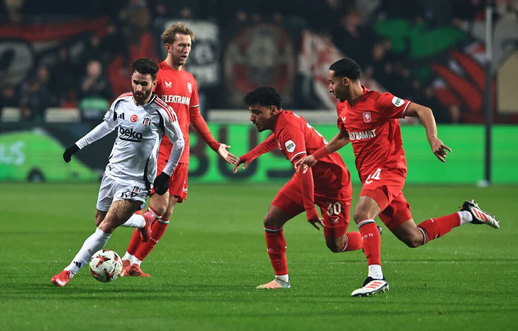 Beşiktaş elendi, Galatasaray ve Fenerbahçe play-off oynayacak