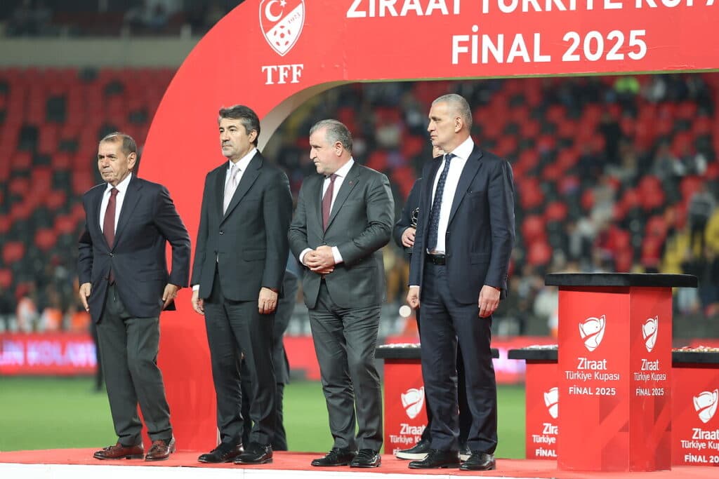 Kupa finalinde TFF Başkanı İbrahim Hacıosmanoğlu’na protesto