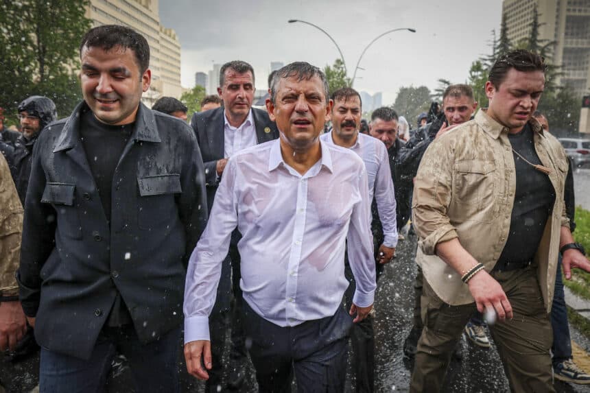 CHP Genel Merkezi’nde dün ne yaşandı: Polis tahliyesi ve Melis’e yürüyüş