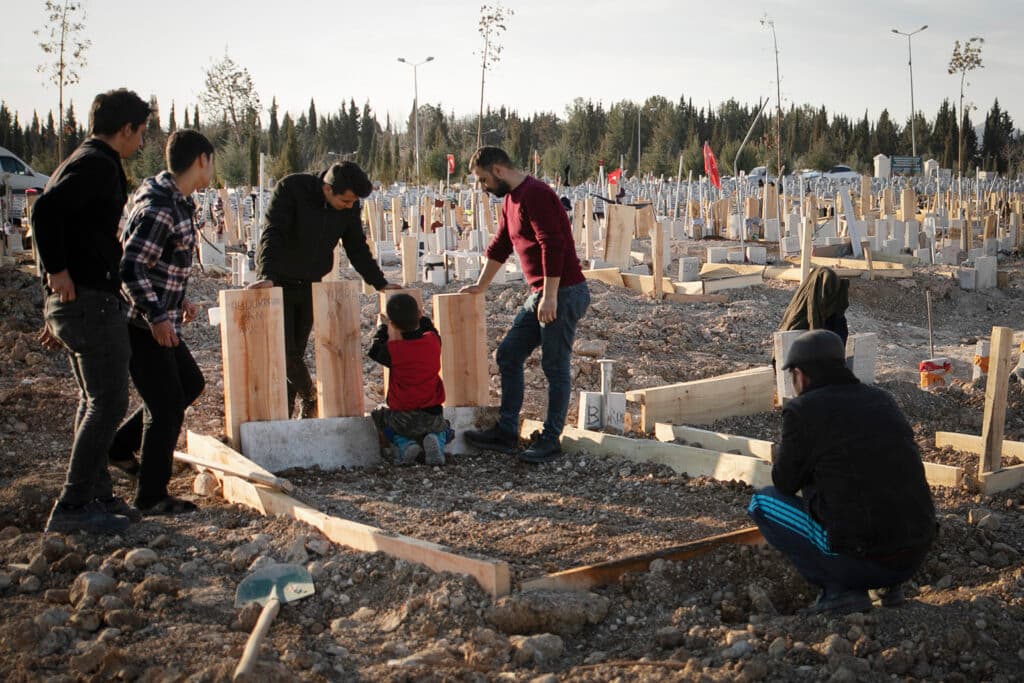 Depremde eşini ve iki çocuğunu kaybetti: AKP’li belediye mezar parası istedi