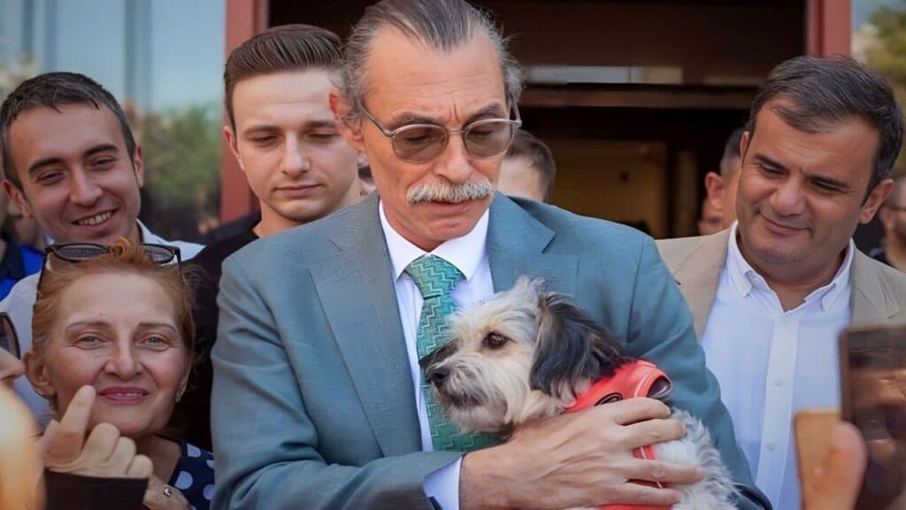 Belediye Başkanı Beşikçioğlu: Köpekler, belediye binalarında bekçi olarak görev yapacak