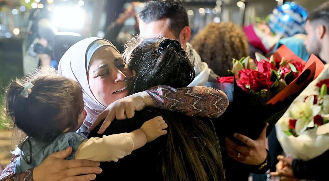 İsrail bombardımanı altındaki 27 aile Avustralya’ya ulaştı: Dışişleri Bakanı Wong, Gazze’ye insanı yardım çağırısında bulundu