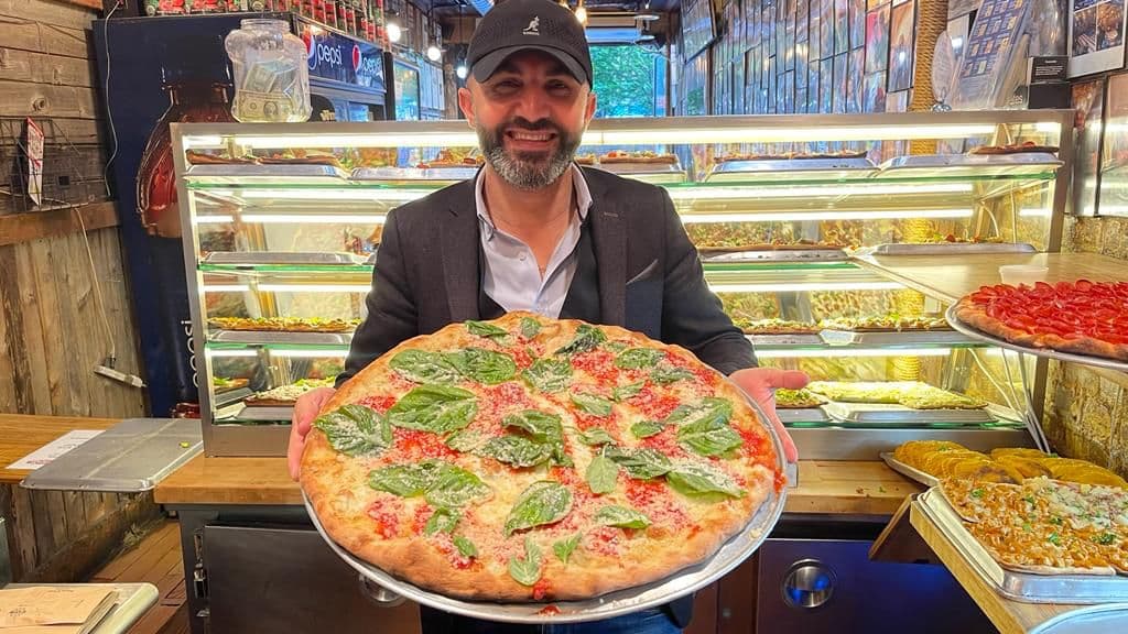 Diyarbakırlı pizzacının kıskandıran başarası:ABD’ye uzanan ve hikayesi belgesel olan Hakkı Akdeniz’e ödül