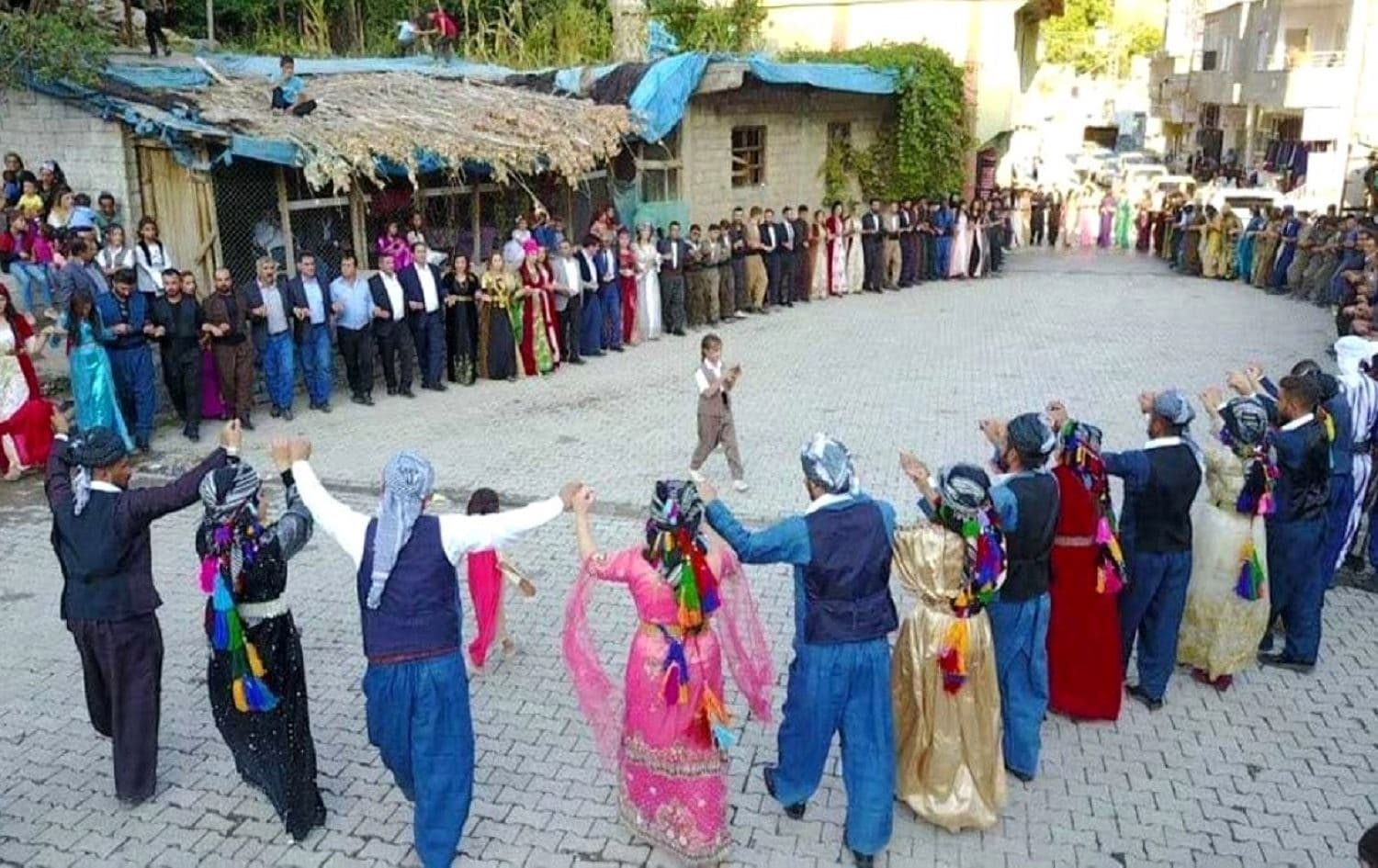 Halay çekerken ‘sarı-kırmızı-yeşil’ mendil sallayan 4 kişi tutuklandı