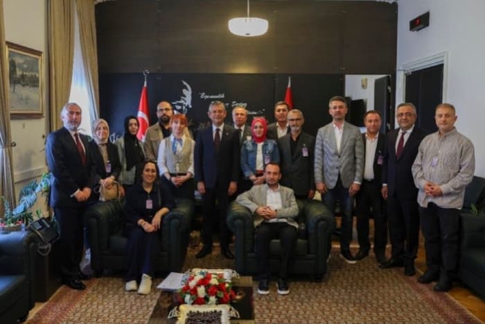 CHP Genel Başkanı Özgür Özel, KHK’lılarla biraraya geldi