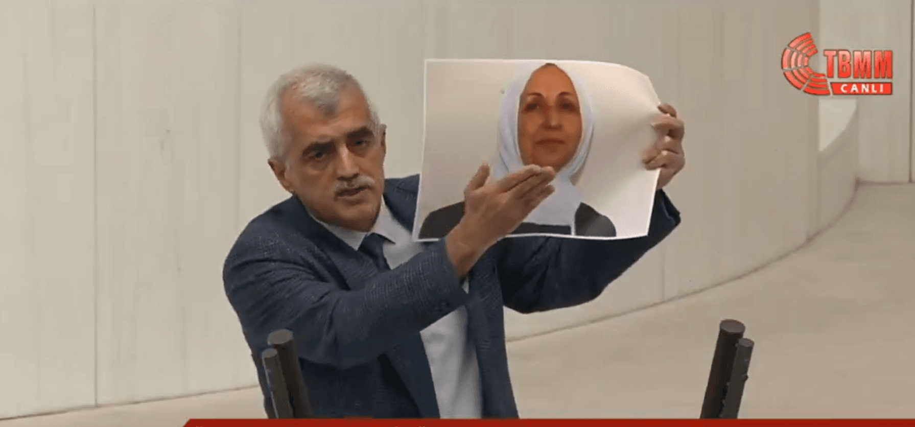 Saray Rejimi hukuksuzlukta sınır tanımıyor: Tutuklanan Melek Anne’nin, oğlu Akın İpek’le telefon görüşü de yasaklandı!