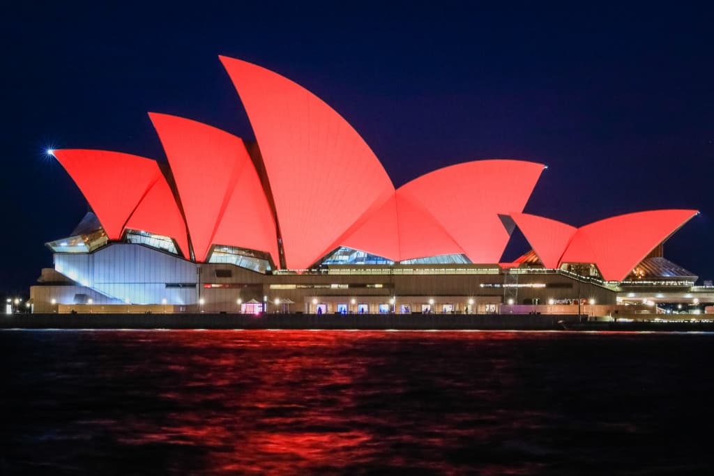 Avustralya’dan bir jest daha: Sydney Opera binasına bugün deprem kurbanları için siyah bant yansıtılacak