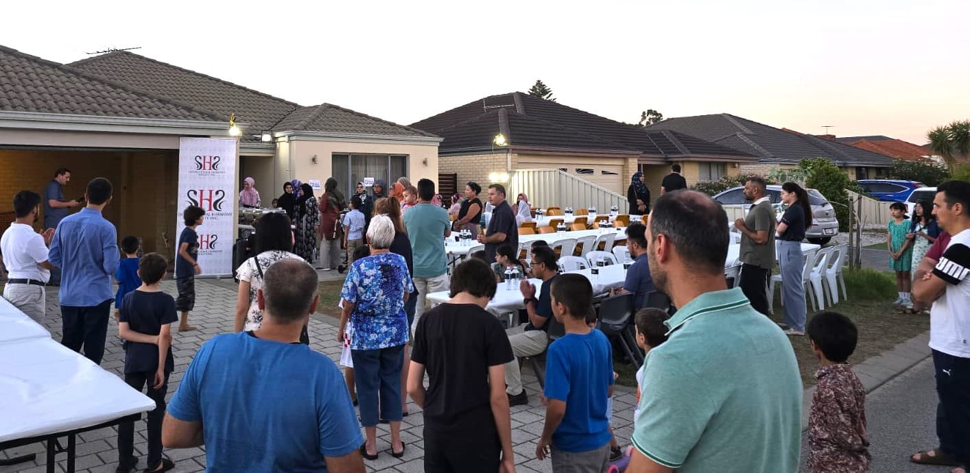 Fountain ve IHS Gönüllüleri ev sahipliği yaptı: Perth’deki sokak iftarında, ilk defa ezan duyduğunu diyenler oldu