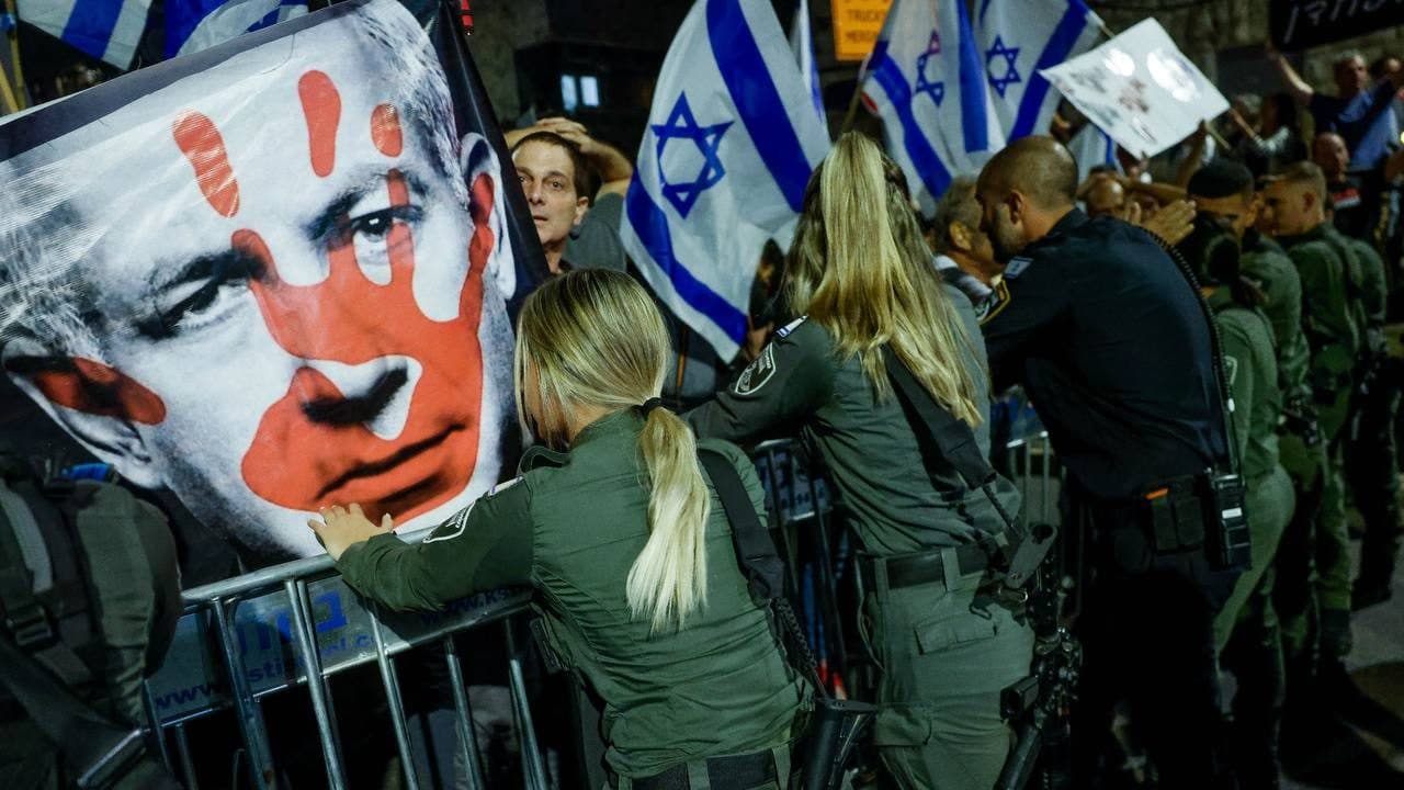 Yüz binler Netanyahu’ya karşı ayakta