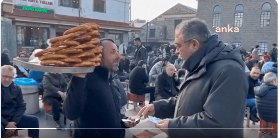 Sezgin Tanrıkulu, AKP adayının 100 lira verdiği simit tepsisine 600 lira verdi: Halka dağıtıldı