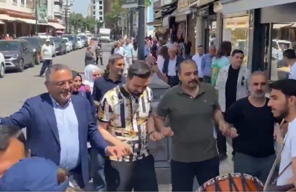 PKK’nın silah bırakma kararıyla Diyarbakır’da kutlamalar başladı: Tanrıkulu halay başı oldu