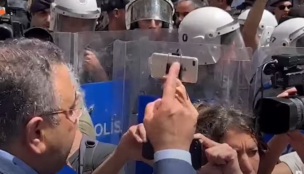 Cumartesi Anneleri’ne gözaltı, basına darp: Milletvekilleri Sezgin Tanrıkulu ve Ahmet Şık’a engel