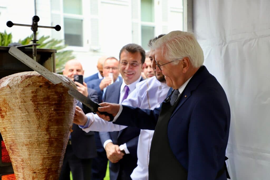 Alman Cumhurbaşkanı Steinmeier İstanbul’da döner kesti: Konuklar kuyruğa girdi