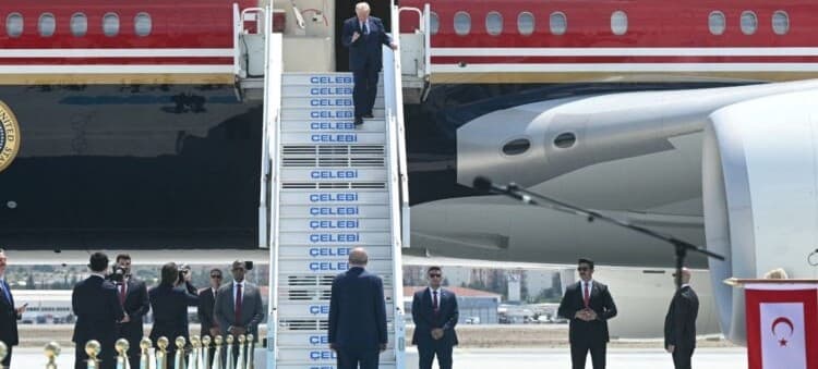 Erdoğan, Trump’ı uçağın merdivenlerinde karşıladı