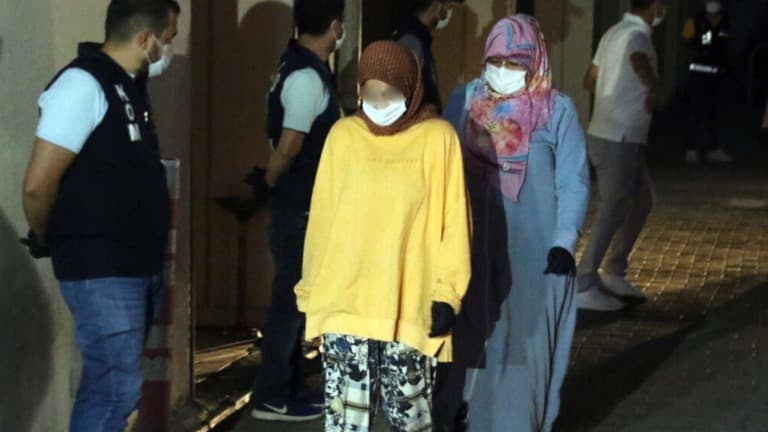 Yargıtay, çıplak aramaya maruz kalan öğrencilere verilen cezaları bozdu: AKP’li Özlem Zengin inkar etmişti